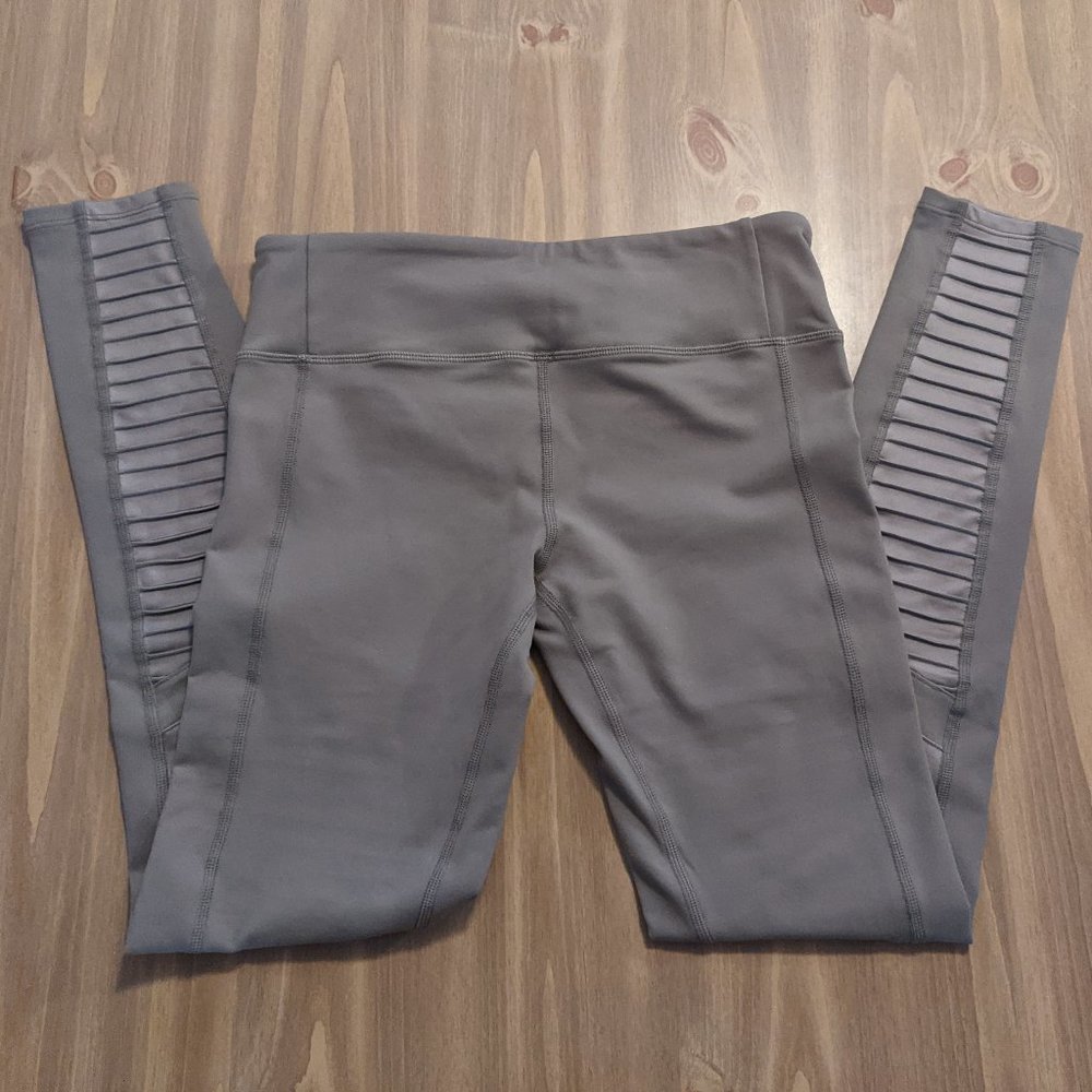 NWOT Alo Yoga Moto Leggings in Olive Branch Sz M - Picture 5 of 7